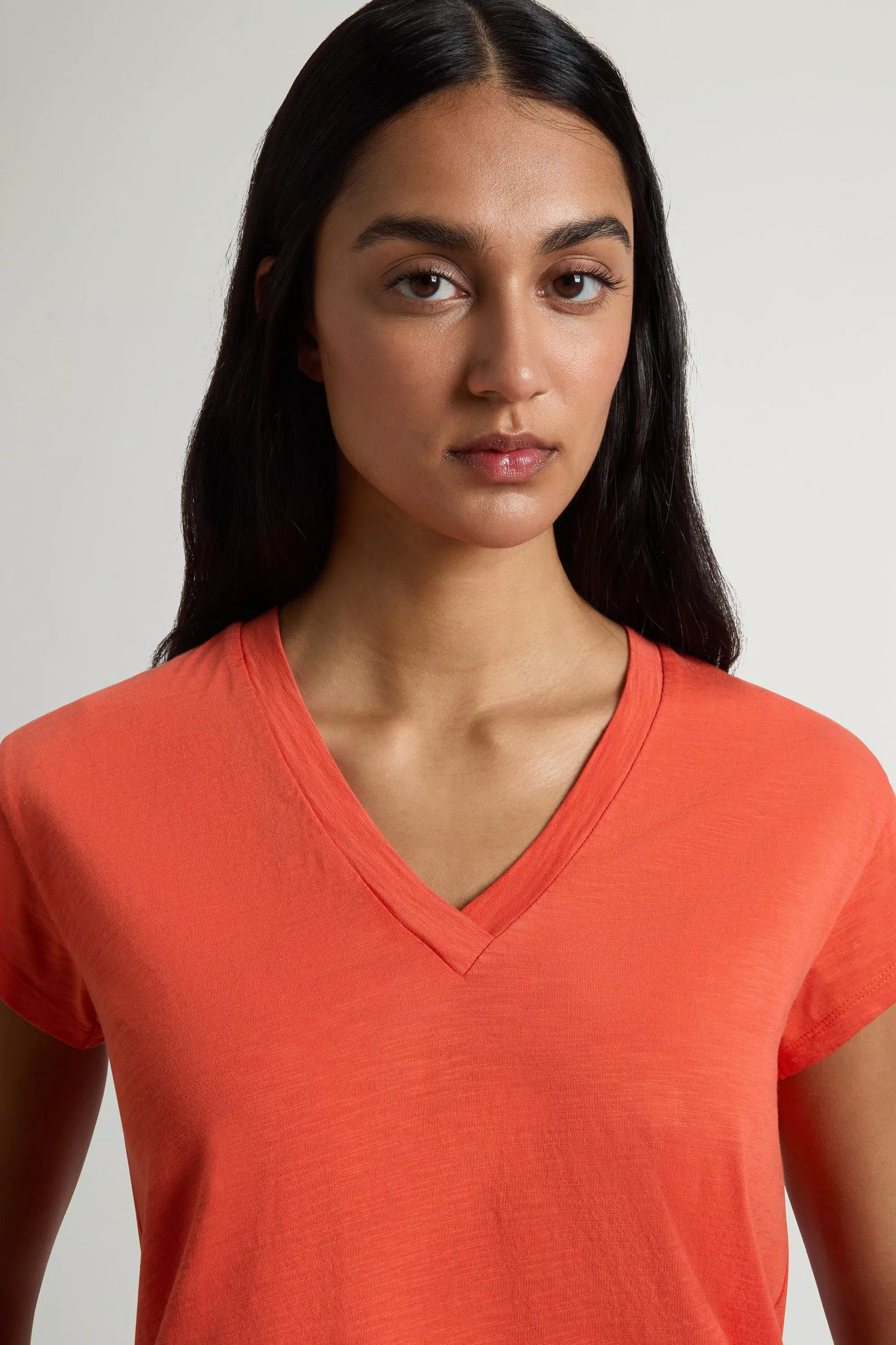 Camiseta em Algodão 100% com Tecido Slub em Gola em V - Pimenta